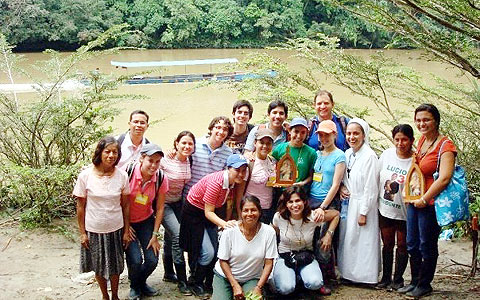 Misiones im ecuatorianischen Amazonas-Urwald: Gruppe von Misioneros mit der Pilgernden Gottesmutter auf der Anaconda-Insel