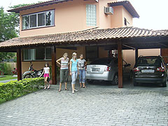 Vor dem Haus der Familie in Niterói, rechts das Auto, welches Senhor Paulo kaputt gefahren hat