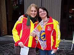 Theresia Schmeinck und Kerstin Heckrodt waren zwei der Mädchen, die als Volontäre beim Weltjugendtag in Sydney geholfen haben, hier tragen sie die typischen Volontär-Jacken und ihre Schönstatt Fahne mit vielen Unterschriften. 