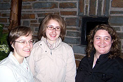 In der Gründerkapelle strahlen die drei AZlerinnen aus den USA in die Kamera: Karolina Raupach, Verena Heger und Martina Kessler (von links)