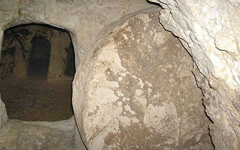 Grabstelle von Jesus mit dem Grabstein davor