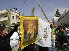 Große Palmprozession mit ca. zehntausend Teilnehmern unter ihnen auch israelische Schönstätter mit einem Bild der Gottesmutter