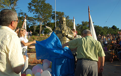 Enthüllung der Pater-Kentenich-Statue beim Heiligtum in Frederico Westphalen, Brasilien