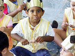 Der zweijährige Gabriel isst Schokoladeneis beim Karnevalsfest in der Kindertagesstätte