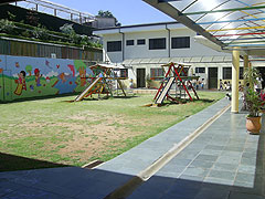 Blick auf den Innenhof mit dem kleinen Spielplatz in der Kindertagesstätte von Atibaia 