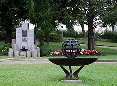 Pater Kentenich Gedenkstein und die Weltkugel auf dem Gelände der Sch önstatter Marienschwestern in Atibaia