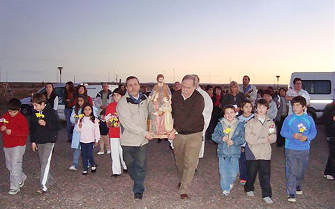 Aufstellen der Statue der Heiligen Familie im Heiligtum in Rawson, Chubut, Argentinien