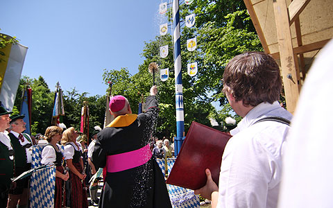 Maibaum in München: Erzbischof Marx segnet den großen Maibaum beim Münchner Heiligtum