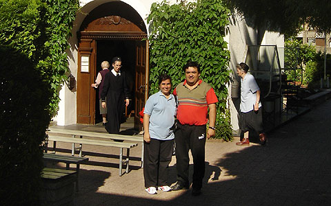 Juni 2006, während der Fußball-Weltmeisterschaft: Ehepaar González am Urheiligtum