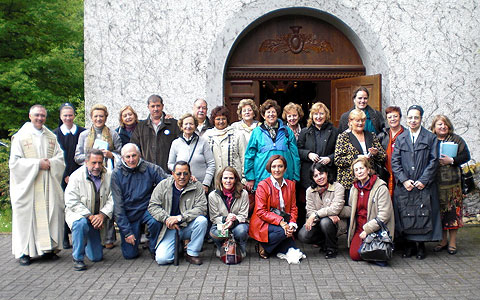 Pilger aus Argentinien vor dem Heiligtum der Familien