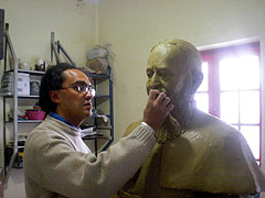 Der Bildhauer Ramiro Luján bei der Arbeit