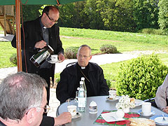 Kaffeepause mit Weihbischof Reinhard Pappenberger