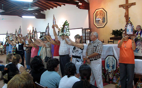 Missionare mit den ersten Bildern der Pilgernden Gottesmutter, die nach Paraguay kamen – vor 23 Jahren