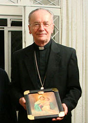 Kardinal Hummes mit seinem MTA-Bild, einem Geschenk der Schönstattfamilie von Sao Paulo
