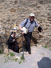 Pfarrer Treutlein hat sich für die Treppen entschieden, das Mikro bleibt da allerdings aus