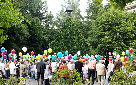 Zum Abschluss des Goldenen Jubiläums des Heiligtums in München steigen Hunderte von Luftballons in den Himmel