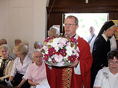 31. Mai: Pfr. Michael Savage mit der Blütenkrone