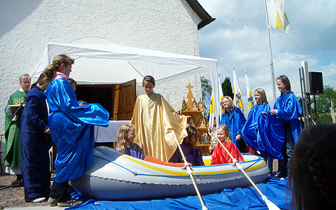 Heiligtumsfest in Dietershausen: die Mädchenjugend gestaltet eine Szene zum Sturm auf dem See