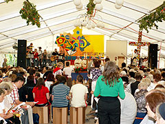 Heilige Messe im überfüllten Zelt
