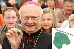 Erzbischof Dr. Robert Zollitsch mit den Gummi-Kapellele 