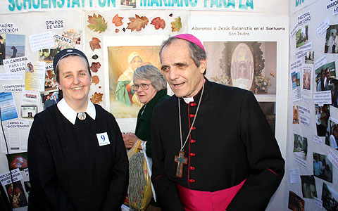 Bischof Jorge Casaretto am Stand der Schönstatt-Bewegung