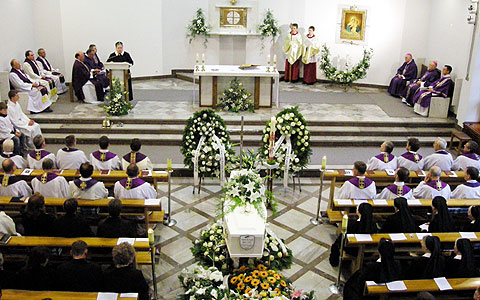 Requiem in der Kapelle des Provinzhauses der Marienschwestern in Polen für Sr. M. Jozefa; sie gehört zum Anfang Schönstatts in Polen