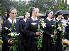 Junge Schwestern bei der Beerdigung