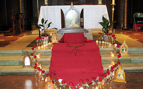 Erster Lichter-Rosenkranz in St. Brigida, New York