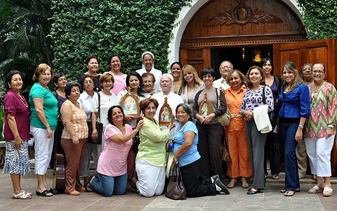Ecuador: Missionare der Kampagne mit Sr. M. Consuelo am Heiligtum