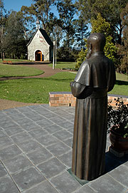 Vor dem Heiligtum die Statue Pater Kentenichs