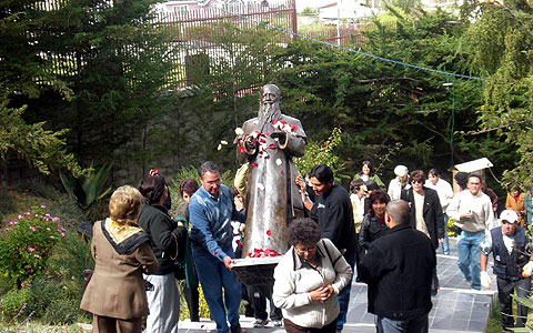Die Statue von Pater Kentenich wird mit großer Freude in Achumaní begrüßt