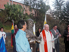 Der Künstler Ramiro Luján (links) hat die Statue gestaltet
