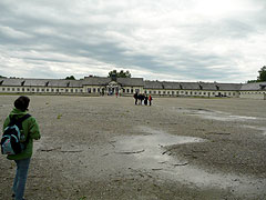 Weite des Appellplatzes in Dachau