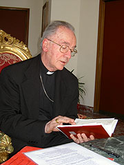 Kardinal Hummes bei der Lektüre der Beiträge aus Schönstatt