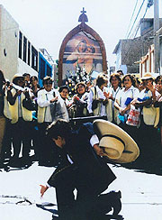 Ein Kind tanzt die Marinera Norteña