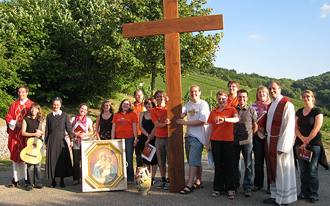 Eine Kopie des Weltjugendtagskreuzes und das MTA-Bild des Heiligtums als Ehrengäste bei der Vorbereitung zum Jugendfest in Oberkirch