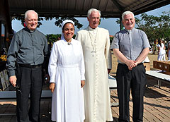 Pater Sidney Fones, Schw. M. Gracia, Erzbischif Arregui, el P. Mariano