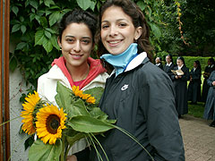 Junge Frauen aus Mexiko bringen den Blumenstrauß für Amerika