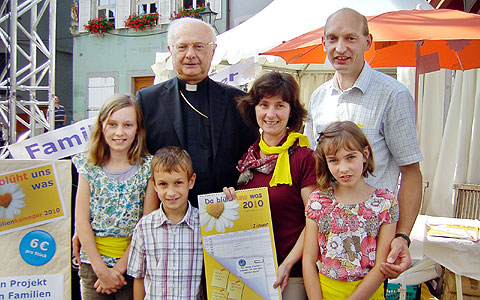 Beim Diözesantag in Freiburg zeigte Erzbischof Dr. Robert Zollitsch sich interessiert am Familien-Planer, den die Ehepaare Gerber und Häffner entworfen haben