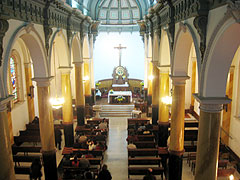 Blick auf den Hauptaltar der Pfarrkirche San Luis