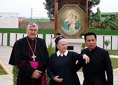 Bischof Piñeiro, Pfr. Nuñez und Sr. Consuelo am Bildstock