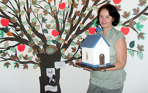 Priester-Baum in Costa Rica: Gina Montero de Brenes hat ein Heiligtum aus Holz gebastelt, in dem die Namen der Schönstatt-Priester aufbewahrt werden, bis sie von ihren „Paten“ gezogen werden