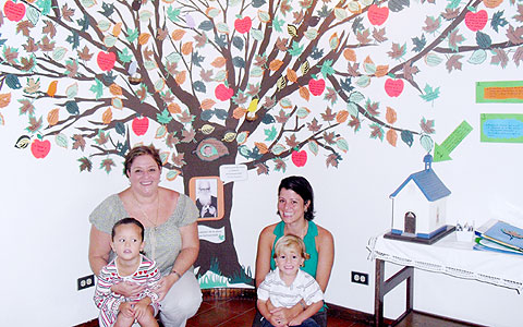 Drei Generationen: Ileana Montero (Leiterin der Familien-Bewegung) mit ihrer Tochter Anita Vega und zwei Enkeln
