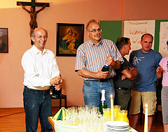 Bruno Mucha und Erich Berger beim Feiern der gewonnenen Selbständigkeit