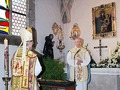 Bischof Hanke vor dem Gnadenbild der Mater ter admirabilis von Ingolstadt