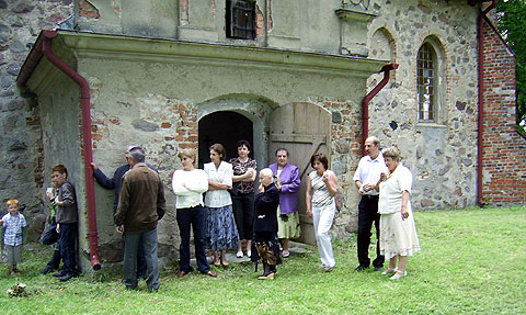 Teilnehmer der Engling-Treffens vor der Kirche in Gudnicki, in der der Schönstattaltar steht