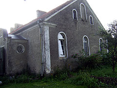 Kapelle (links)auf dem ehemaligen Bauernhof der Pallottiner /Klewno