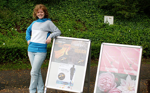 Christin Benkner mit den Plakstständern für Fackellauf und Lichter-Rosenkranz