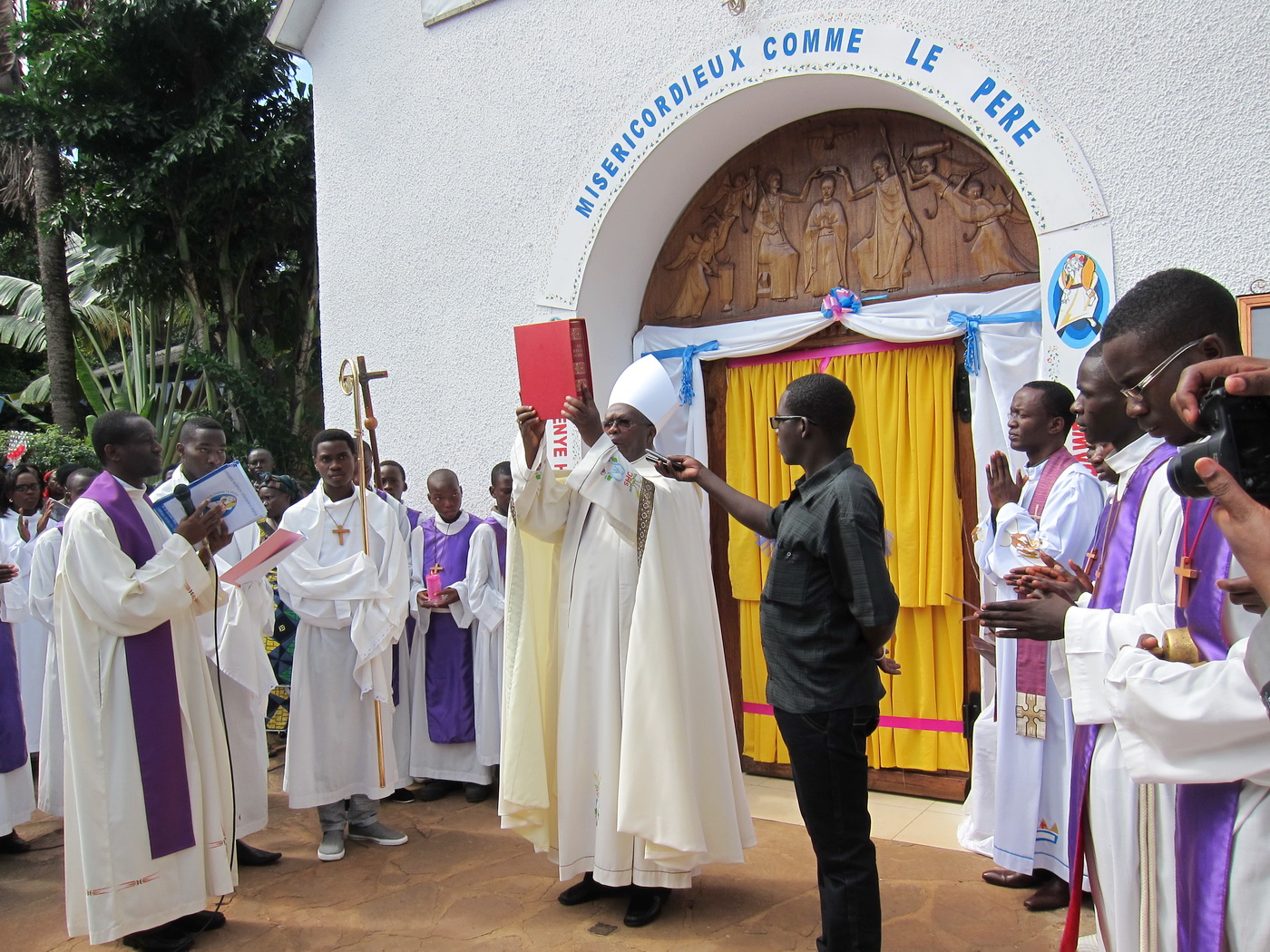 Jubile 3 Mgr Evariste Ngoyagoye souleve la Sainte Bible, Source de la Misericorde divine