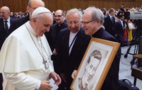 Papst Franziskus segnet ein Bild von Franz Reinisch, 2014